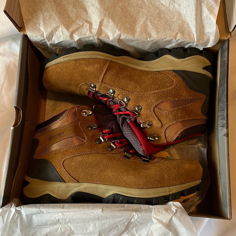 HIKING BOOTS 🥾